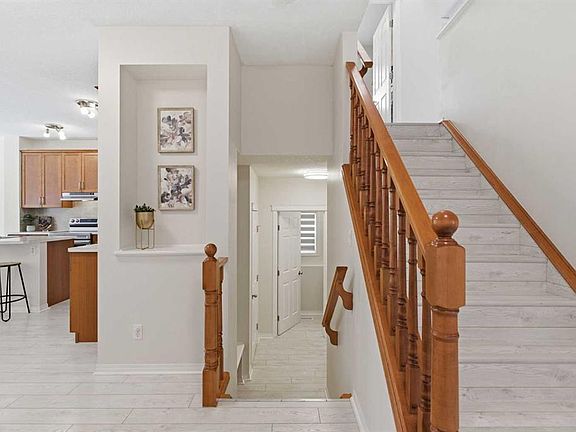 3rd image of 124 N Kincora Glen Rd NW