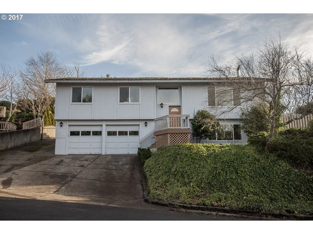 720 NE Jeffries Pl photo 1