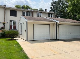 218 Pinewood Ln, Bloomingdale, IL 60108