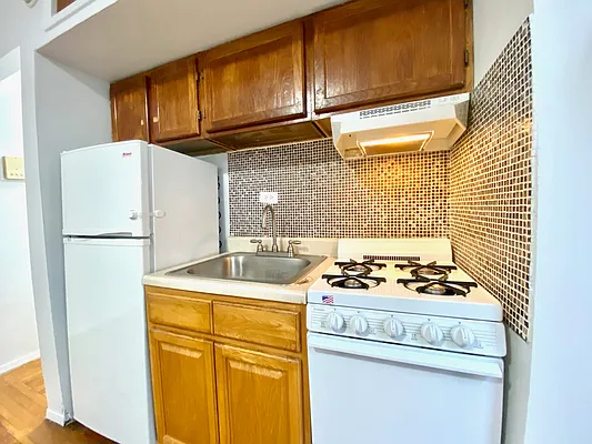 Rented by Astoria Realty | media 10