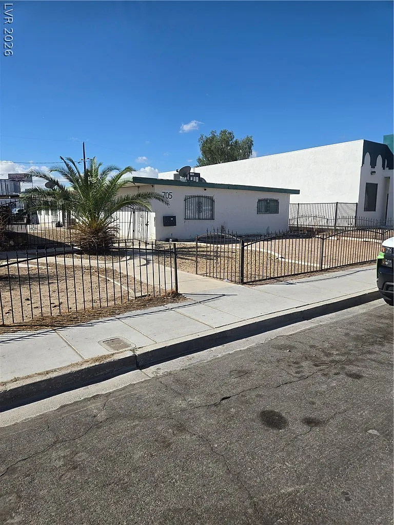 2 bed, 1.0 bath, 3008 sqft, $975 — Photo 1