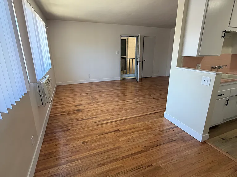 4930 Woodman Ave #10 — Photo 13