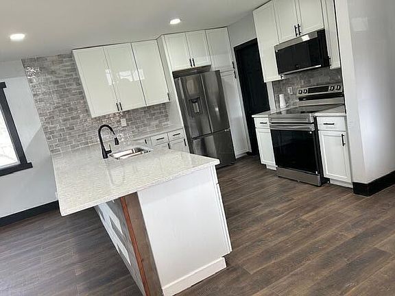 5th image of 2366 E Howard Rd