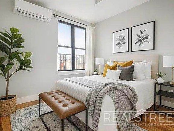 4th image of 1526 Park Pl #4F