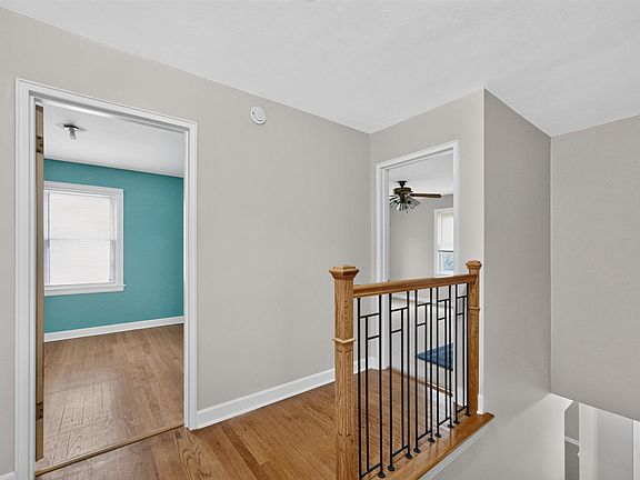 3rd image of 905 S Hennepin Ave