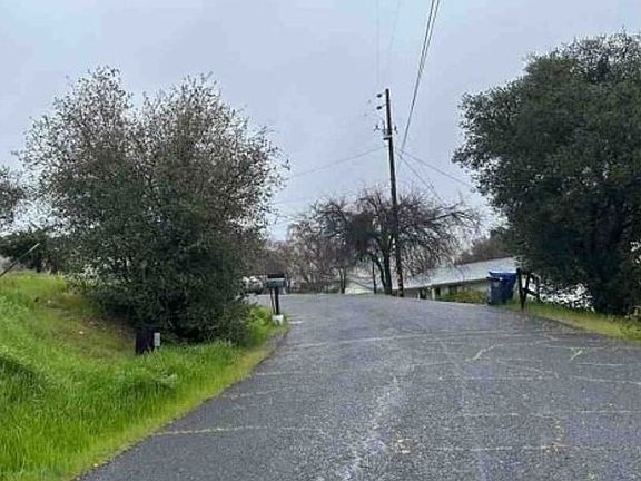 Exterior Neighborhood (street photo)