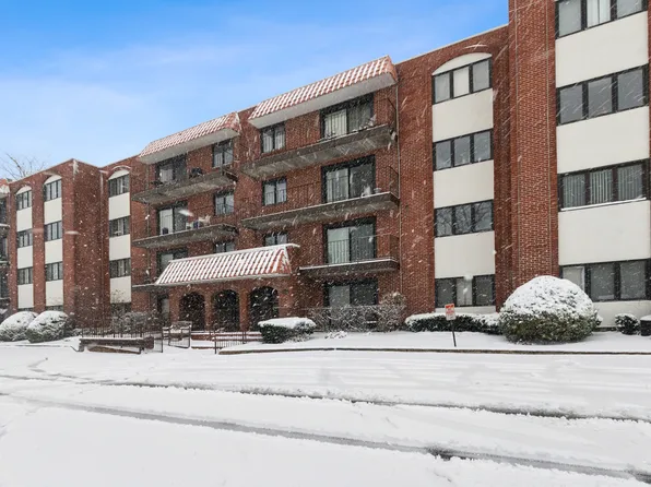 2086 Saint Johns Ave APT 105, Highland Park, IL 60035