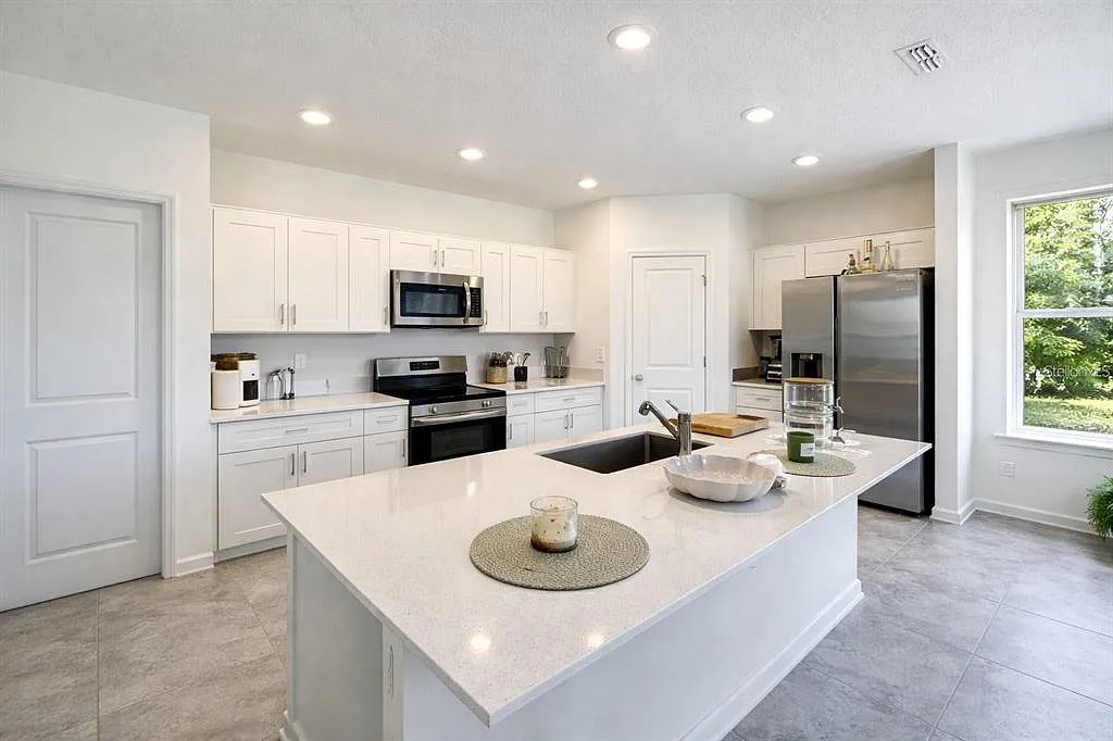 4 bed, 2.5 bath, 2050 sqft, $2,900 — Photo 3