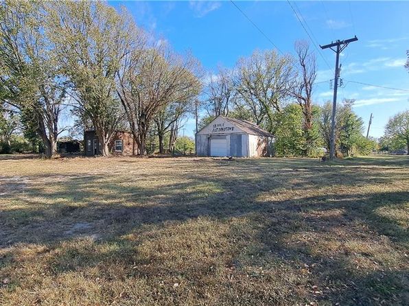 207 E 4th St, Longton, KS 67352