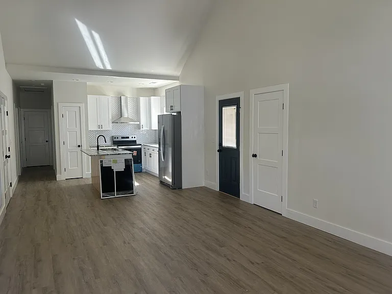5902 Welworth Ave — Photo 3