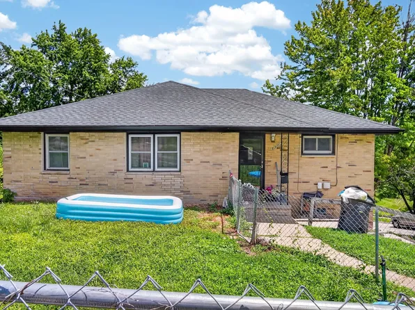 3903 Oakshire Rd, Des Moines, IA 50310