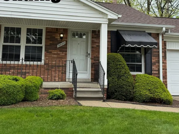 38210 Maple Forest Blvd E, Harrison Township, MI 48045