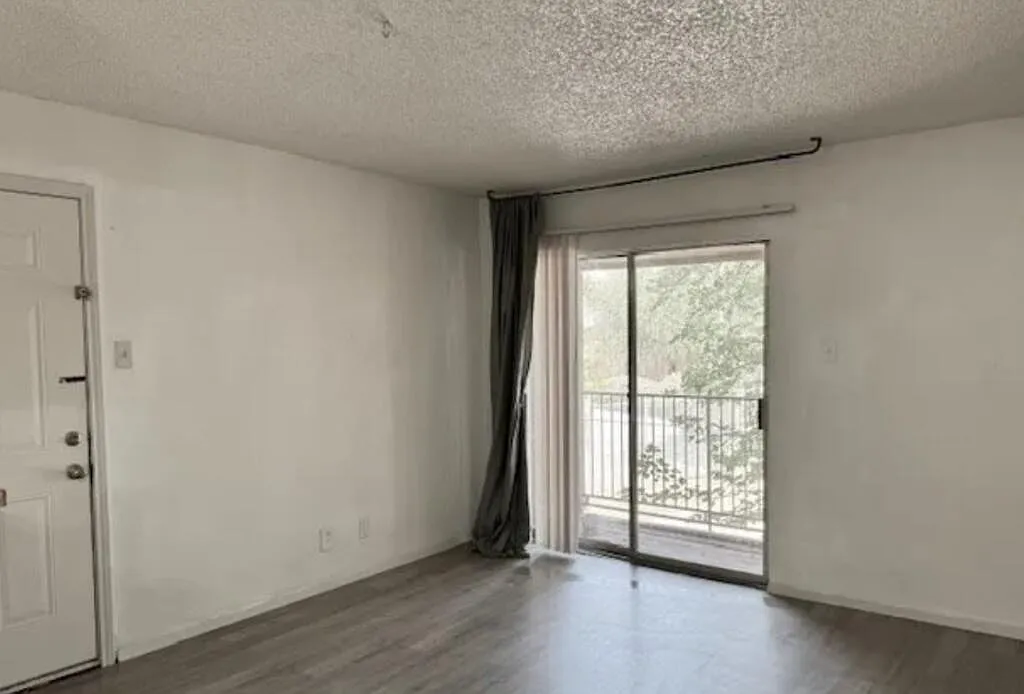1 bed, 1.0 bath, 660 sqft, $975 — Photo 2