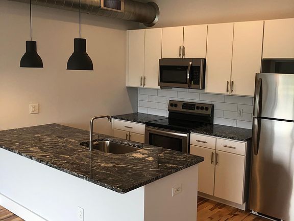 3rd image of 802 W Cary St #202
