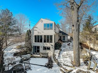 2102 N Peninsula Rd, Oconomowoc, WI 53066