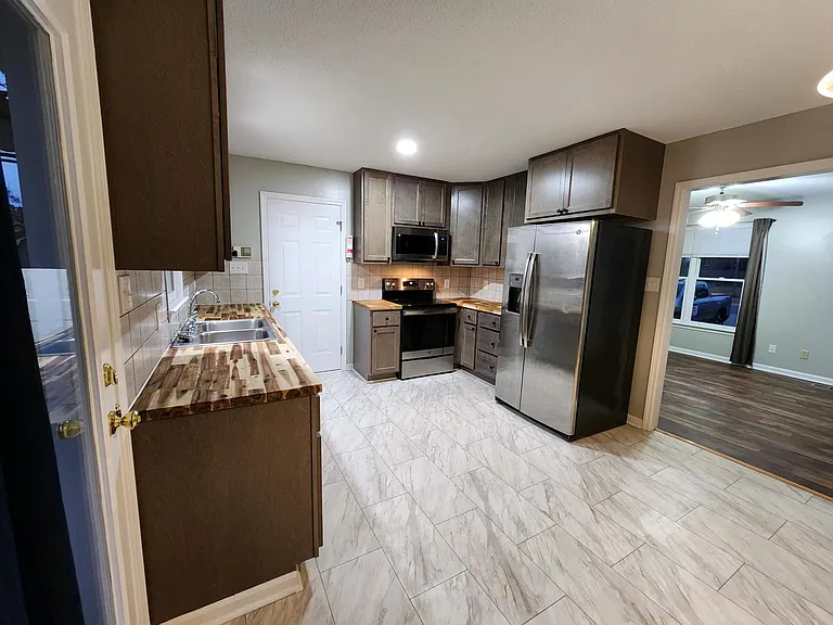 198 Berwick Dr — Photo 7