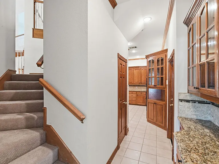 1020 Highland Oaks Dr — Photo 5