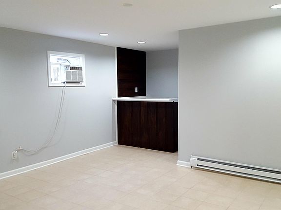 5th image of 621 N Wakefield St APT 1B