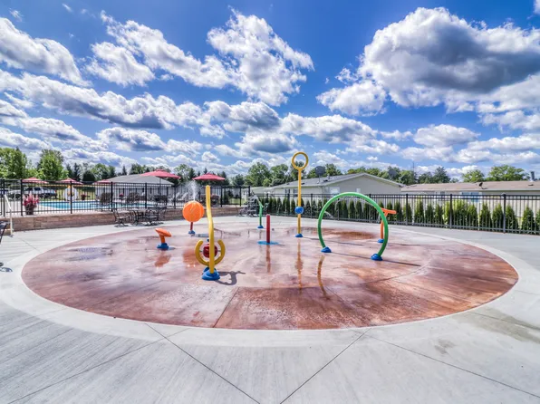 Cider Mill Crossings, 9900 Townsquare Blvd, Fenton, MI 48430