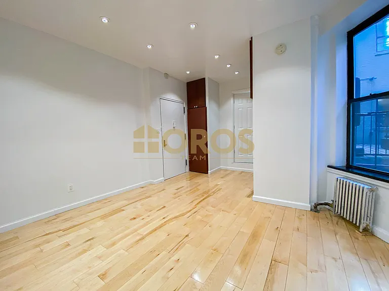 262 E 2nd St #2E — Photo 3