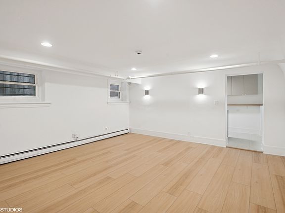 2nd image of 642 W Aldine Ave #G