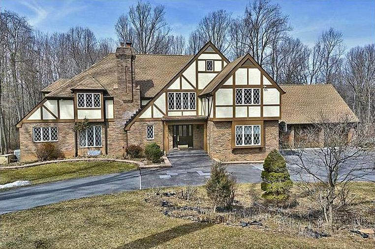 1st image of 900 Tucker Ln