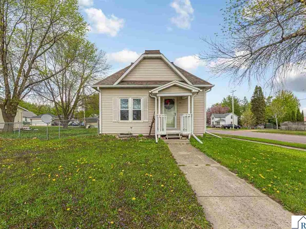 75 S Montgomery Ave, Le Center, MN 56057
