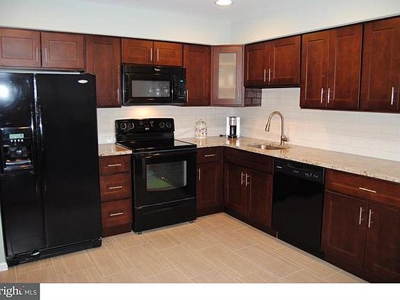 3rd image of 9 Chesapeake Dr