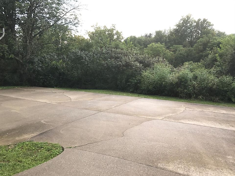 2nd image of 810 Ridgewood Dr