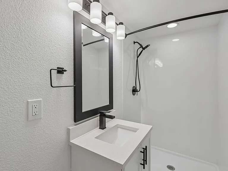 The Crest |NEWLY Renovated Studios, Lofts, 1, 2 & 3 Bedroom Homes Near the Beach — Photo 35