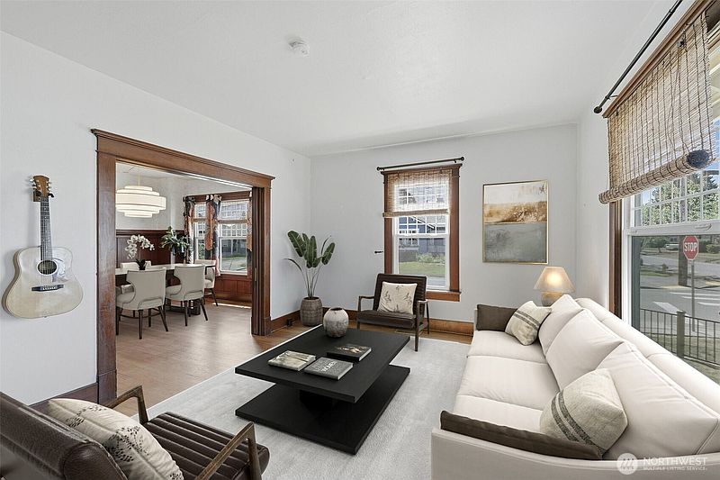 5th image of 328 S Anacortes Street