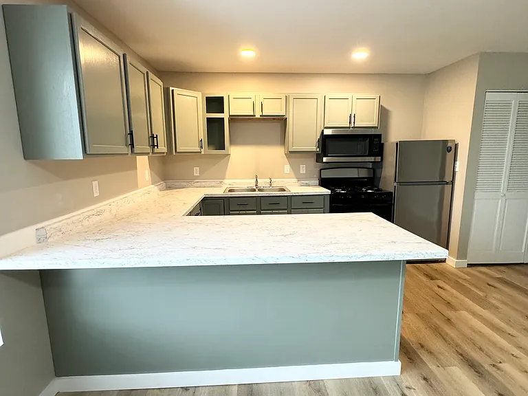 121 Oak St #E — Photo 4