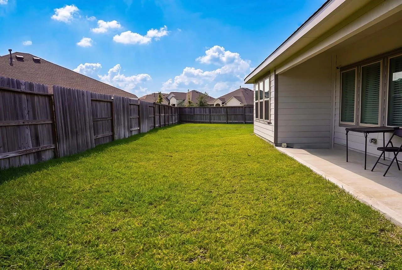 4 bed, 3.0 bath, 2343 sqft, $2,600 — Photo 4