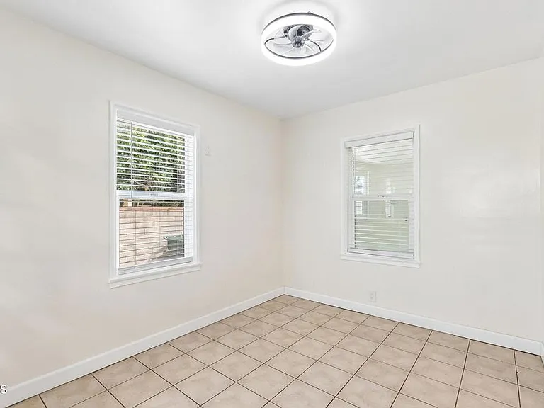 5616 N Gladys Ave — Photo 10