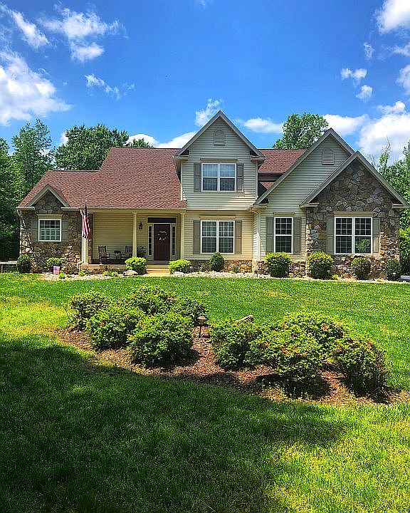 1st image of 215 Summer Breeze Ln