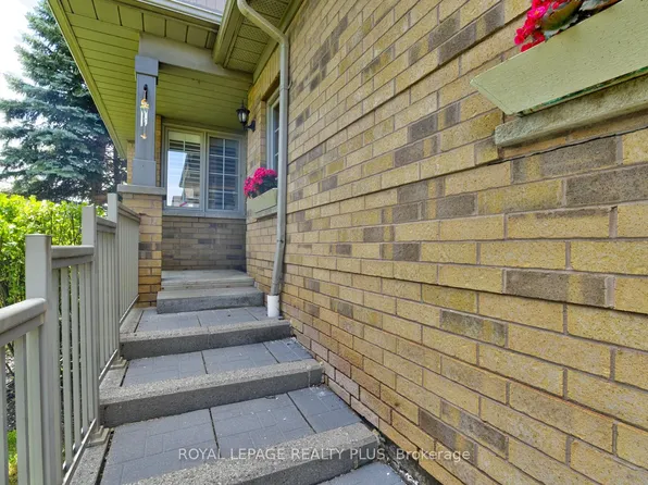 5658 Glen Erin Dr #1, Mississauga, ON L5M 6C4