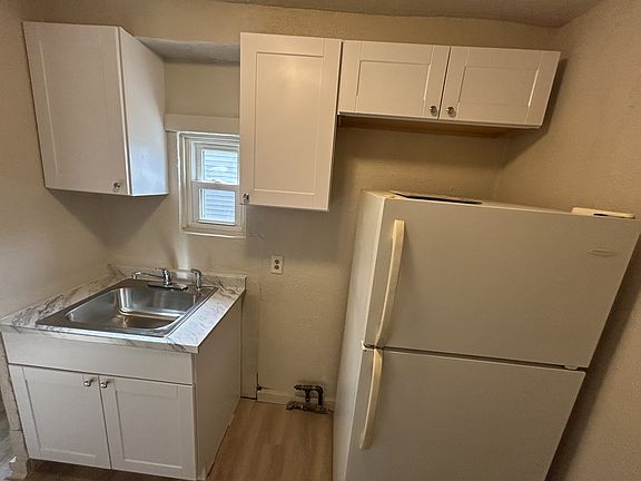 2nd image of 956 6th St #1