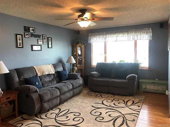 2nd image of 925 Sherwood Ct