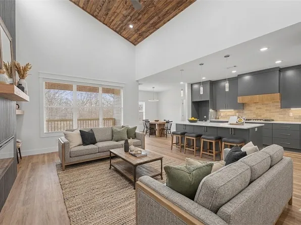 1 Logan Ln, Bella Vista, AR 72715