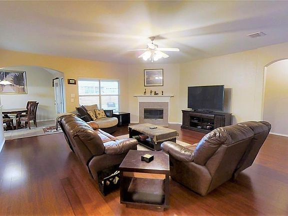 3rd image of 220 Shadybrook Dr
