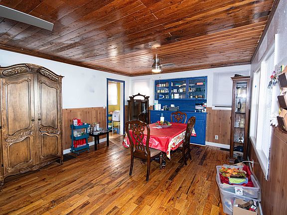 3rd image of 920 Montague St