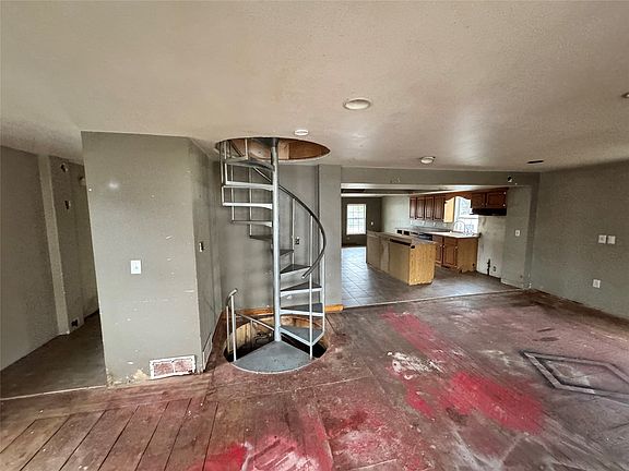 3rd image of 3025 Pine Ave