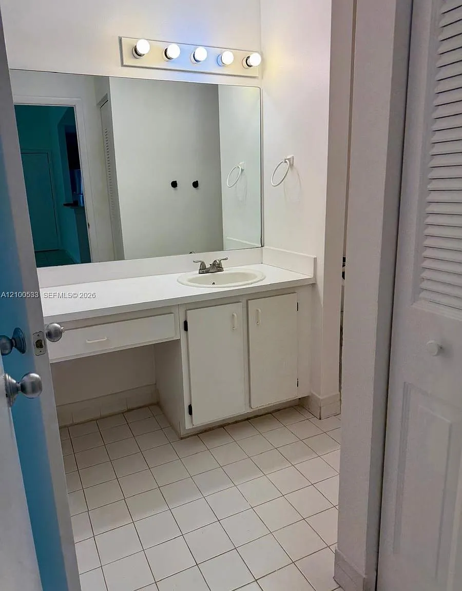 Lakes Of Jacaranda Condo — Photo 4