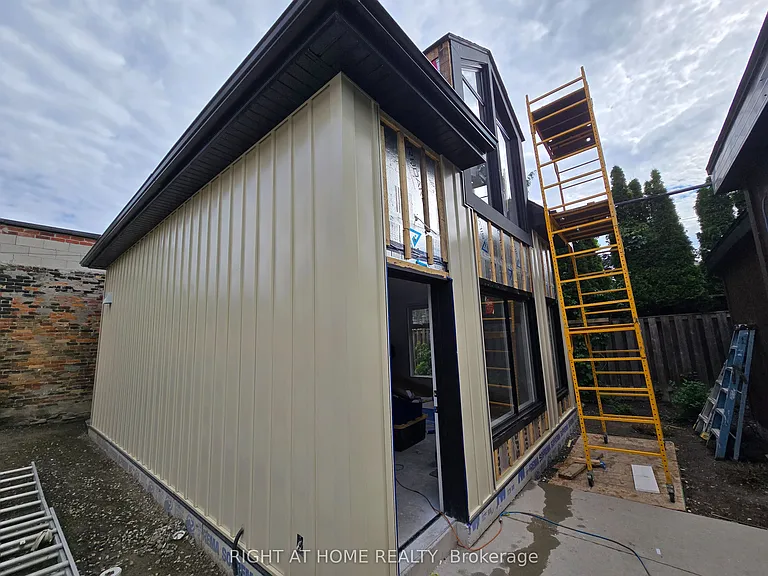 1103 Dufferin St #GARDEN — Photo 12