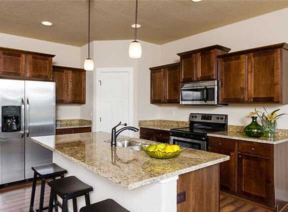 5th image of 350 NW Autumn Crest Dr