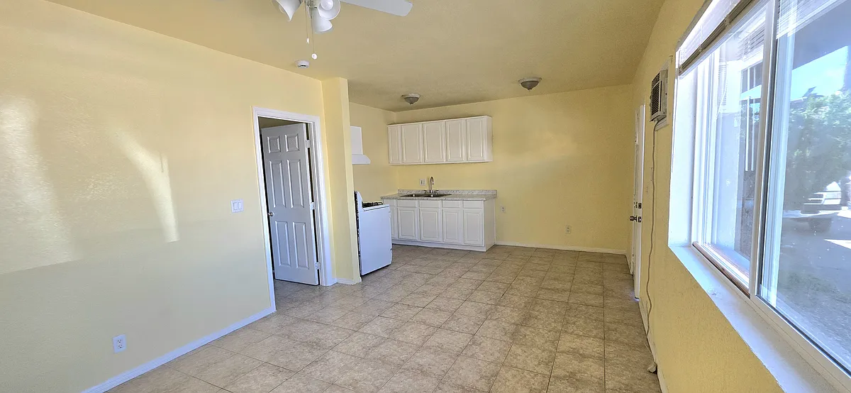 Building Photo - 10683 San Fernando Rd