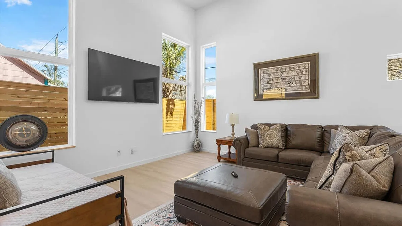 3 bed, 2.0 bath, 1356 sqft, $5,053 — Photo 2