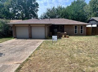 405 Meadow Lake Dr, Edmond, OK 73003
