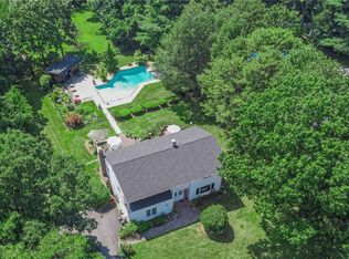14 E Dosoris Ln, Dix Hills, NY 11746