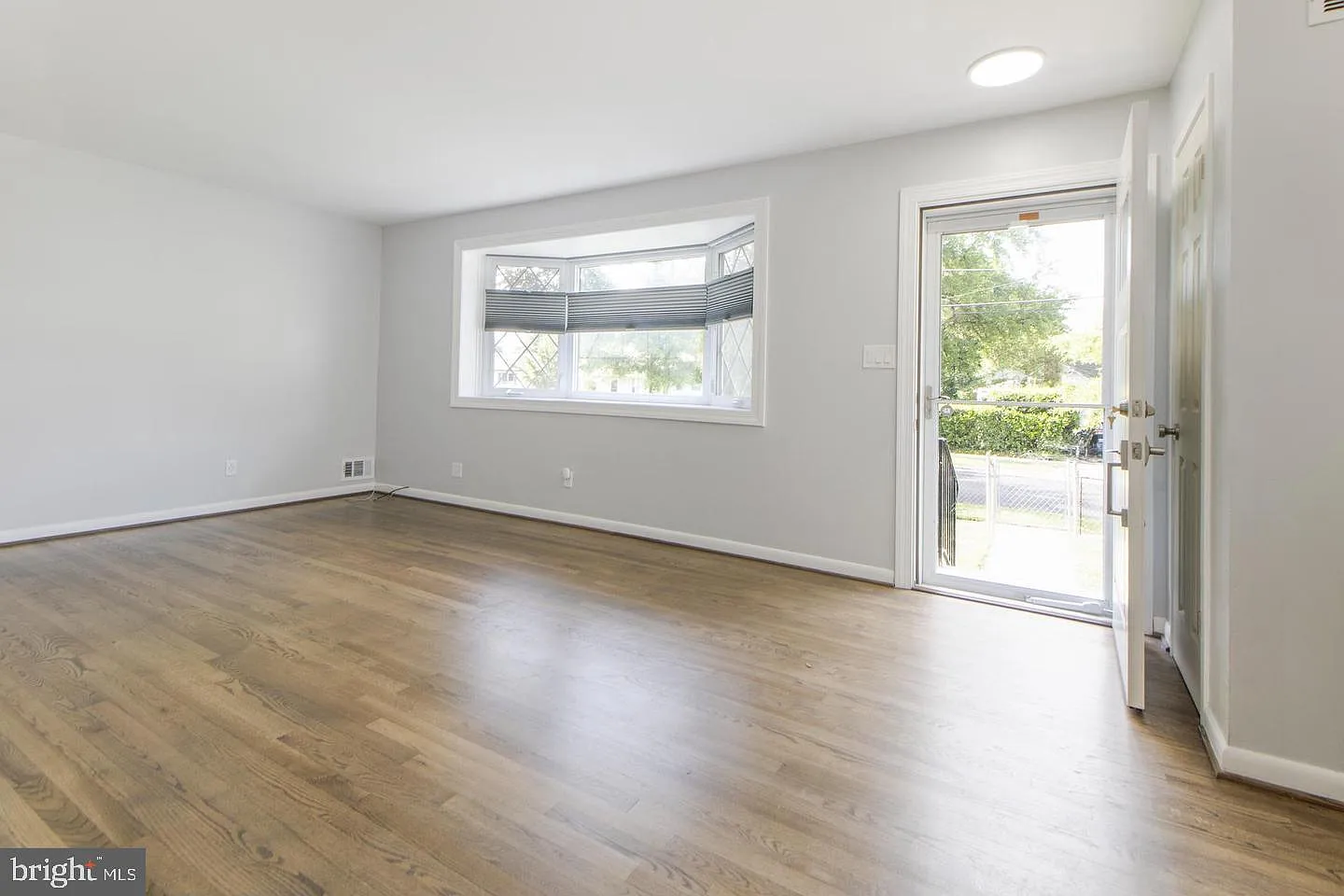 5 bed, 2.0 bath, 1806 sqft, $3,800 — Photo 4